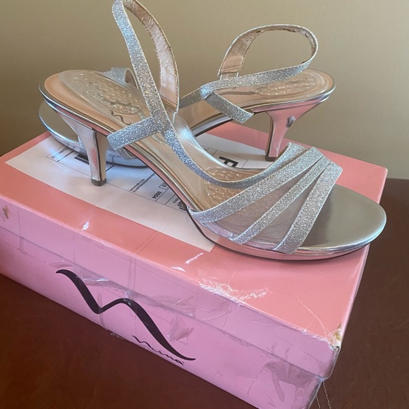 Adrianna Papell Gown. Size 8. Platinum color. - Picture 8 of 11